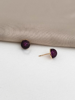 BRINCO SEMIBOLA 8MM CRAVEJADO COM ZIRCÔNIAS ROSA ESCURO BANHO A OURO 18K