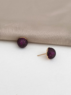 BRINCO SEMIBOLA 11 MM CRAVEJADO COM ZIRCÔNIAS ROSA ESCURO BANHO A OURO 18K