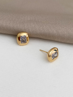 BRINCO BOTÃO ORGÂNICO COM ZIRCÔNIA RETANGULAR BANHO A OURO 18K