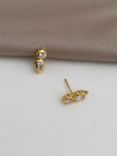 BRINCO DUPLO COM ZIRCÔNIAS EM FORMATO ORGÂNICO BANHO A OURO 18K