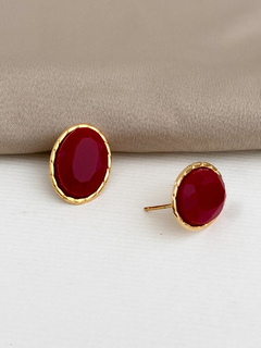 BRINCO OVAL RESINA FACETADA CHERRY BANHO A OURO 18K - comprar online