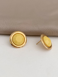 BRINCO BOTÃO RESINA FACETADA AMARELA BANHO A OURO 18k - comprar online