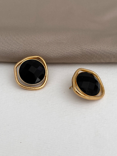 BRINCO BOTÃO ORGÂNICO RESINA FACETADA ÔNIX BANHO A OURO 18k - comprar online