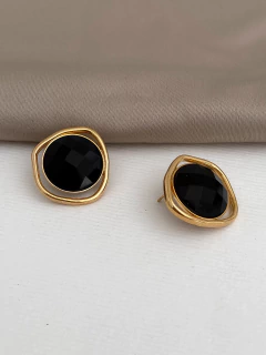 BRINCO BOTÃO ORGÂNICO RESINA FACETADA ÔNIX BANHO A OURO 18k - comprar online