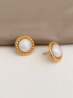 BRINCO REDONDO COM RESINA MADREPÉROLA BANHO A OURO 18K
