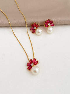 CONJUNTO FLOR RUBELITA COM PÉROLA SHELL BANHO A OURO 18K