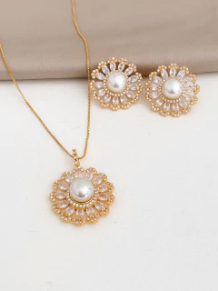 CONJUNTO FLOR PÉROLA SHELL E ZIRCÔNIA BANHO A OURO 18k - comprar online