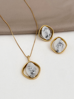 CONJUNTO ORGÂNICO COM PEDRA HOWLITA BANHO A OURO 18K