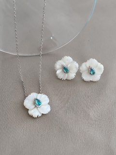 CONJUNTO FLOR MADREPÉROLA COM ZIRCÔNIA AZUL E CRISTAL PRATA 925