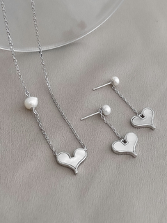 CONJUNTO CORAÇÃO MADREPÉROLA COM PÉROLA PRATA 925