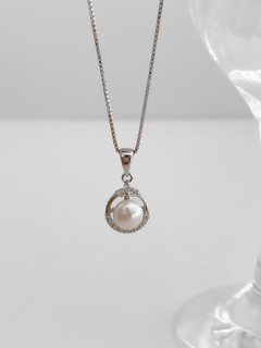 COLAR PINGENTE PÉROLA COM ZIRCÔNIAS EM PRATA 925