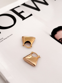 BRINCO GOTA TRIANGULAR BANHO A OURO 18k