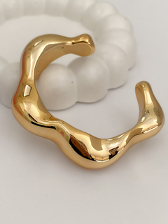 BRACELETE RÍGIDO ORGÂNICO POLIDO BANHO A OURO 18K - comprar online