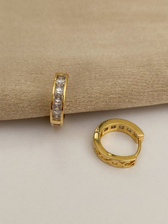 ARGOLA RETANGULAR COM ZIRCÔNIAS CRAVEJADAS BANHO A OURO 18K