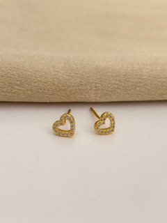 BRINCO CORAÇÃO VAZADO CRAVEJADO P BANHO A OURO 18K