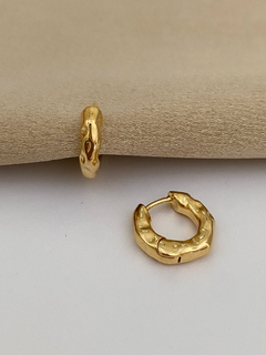 ARGOLA TRABALHADA COM DESIGN ORGÂNICO BANHO A OURO 18K
