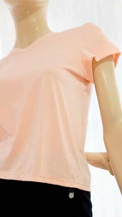 REMERA HOLGADA BASICA CUELLO V ROSA PASTEL - comprar online