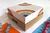 CAJA CON DISEÑO ARCOIRIS 25X25X12CM- C222