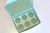 CAJA PARA 6 CUPCAKES 23,5X16X10CM BLANCA/AQUA- C285