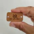 Etiqueta Couro Sintético em Zetex - Retangular Arred. 3,5x2 cm
