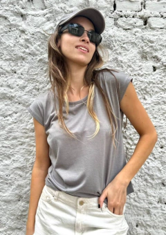 Remera UHANA Modelo RHEA