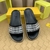 Chinelo Fendi na internet