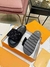 Chinelo Louis Vuitton na internet