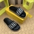 Chinelo Fendi na internet