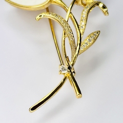 Broche de Roupa Madre Pérola, Pérola e Cravejados - Brincos, Pulseiras, Colares. Peças banhada à Ouro com Garantia | Lorena Macedo Semijoias