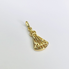 Pingente Nossa Senhora detalhado no meio