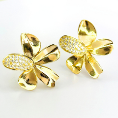 Brinco Flor com Petála Única Trabalhada - comprar online