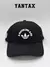 Gorra negra Adidas x Bape Originals con logo bordado blanco de A Bathing Ape y símbolo de Adidas en el frente