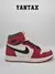 Zapatillas Jordan 1 High Retro Chicago Lost & Found en color rojo, blanco y negro, con detalles en el logo de Nike.