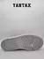 Suela de las Zapatillas Jordan 1 Low OG Metallic Silver con detalle del logotipo de Nike.