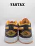 Zapatillas Air Jordan 1 Low Taxi en color negro y amarillo, mostrando la parte trasera con el logo de Air Jordan bordado.