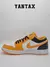 Zapatillas Air Jordan 1 Low Taxi en color amarillo y negro, con detalles en blanco y suela naranja.