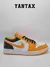 Zapatilla Air Jordan 1 Low Taxi en color amarillo, negro y blanco, vista lateral.