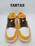 Zapatillas Air Jordan 1 Low Taxi en color amarillo y blanco con detalles en negro.