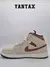 Zapatillas Jordan 1 Mid SE en color marrón y beige con detalles de diseño en la parte posterior.