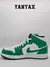 Zapatillas Air Jordan 1 Mid en color verde y blanco, vista lateral.