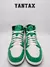 Zapatillas Air Jordan 1 Mid en color verde y blanco, vistas desde el frente.
