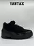 Zapatillas Jordan 3 Retro Black Cat en color negro con detalles en charol y texturas distintivas.