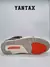 Zapatillas Jordan 3 Retro Desert Elephant, vista inferior con suela en tonos grises y detalles en naranja.