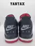 Zapatillas Nike Air Jordan 4 Retro Bred Reimagined 2024 desde atrás, mostrando el logotipo de Nike y detalles en color negro y rojo.