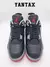 Zapatillas Jordan 4 Retro Bred Reimagined 2024 en color negro, con detalles en rojo y gris, vista frontal.