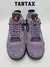 Zapatillas Jordan 4 Retro Canyon Purple en color púrpura con detalles en verde y negro, vista frontal.