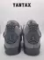 Zapatillas Jordan 4 SE Paris Olympics Wet Cement desde atrás, con detalles en gris y el logotipo de Jordan.