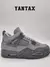 Zapatilla Jordan 4 SE Paris Olympics Wet Cement en color gris, vista lateral.