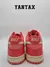 Zapatillas Nike Dunk Low en color crema y rosa fresa, vista trasera.