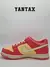 Zapatillas Nike Dunk Low en color crema y fresa, vista lateral.